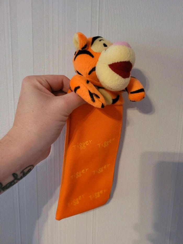Plumier  peluche  tigrou disney - photo numéro 2