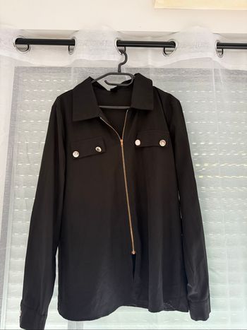 Chemise noire Shein avec boutons et fermeture dorés - Taille M