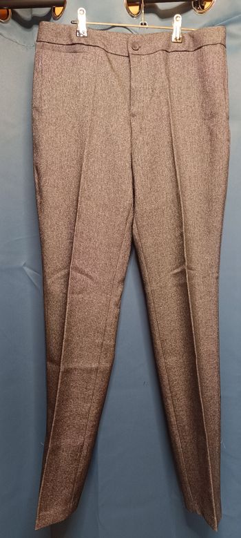 Pantalon à pince gris foncé.