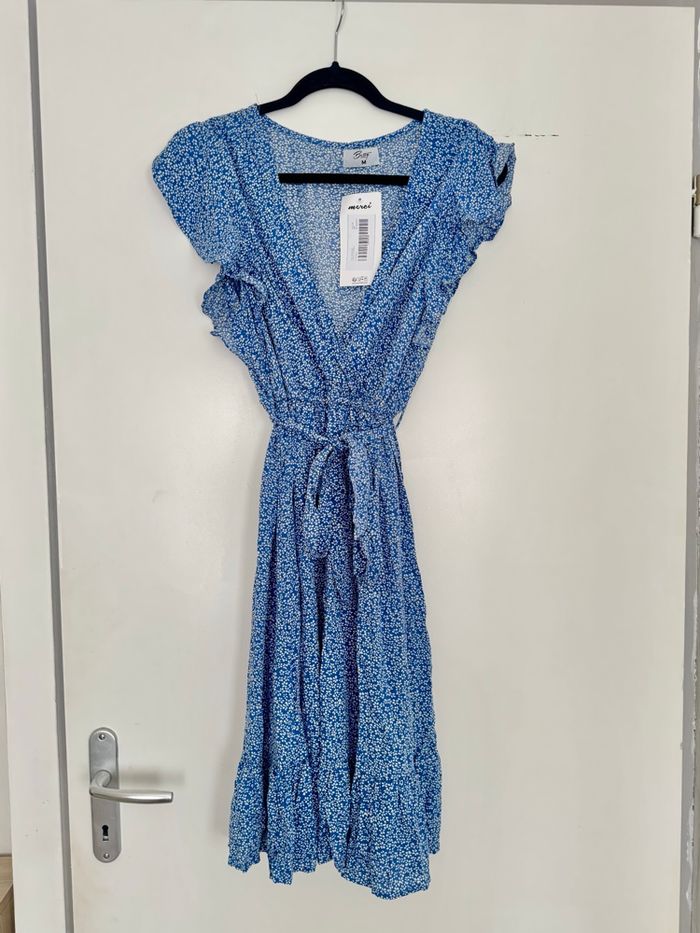 Robe bleue à fleurs