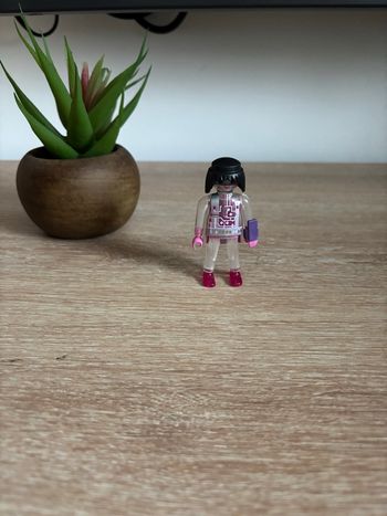 Figurine playmobil fille rose transparente
