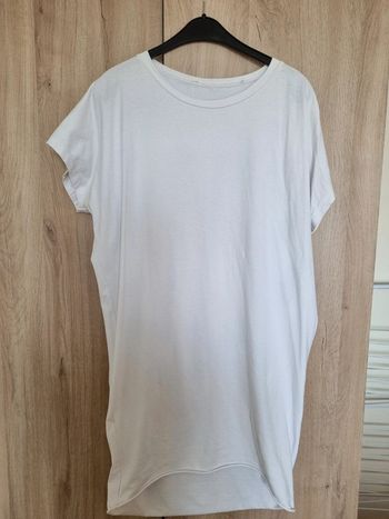 Robe avec écriture dans le dos