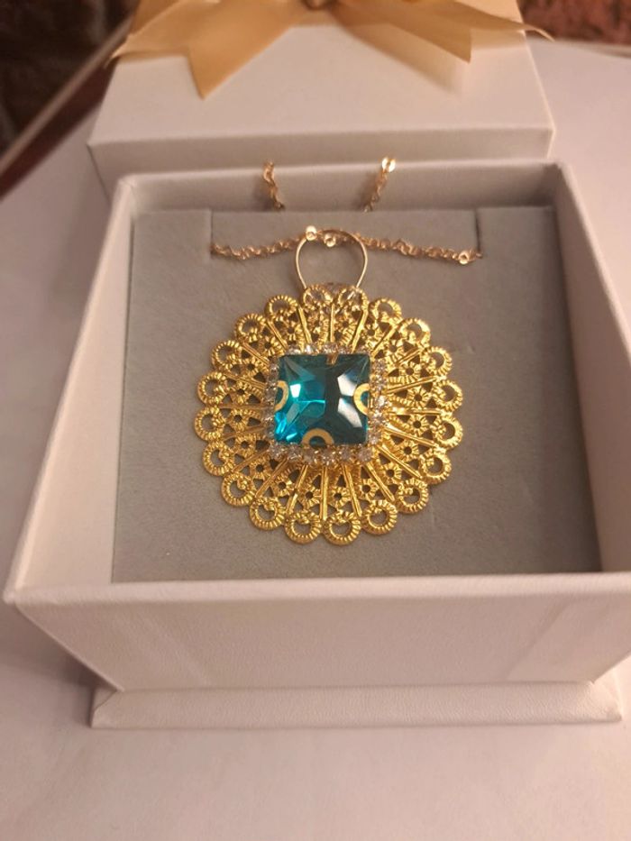 Collier avec pendentif doré et strass bleu turquoise - photo numéro 5