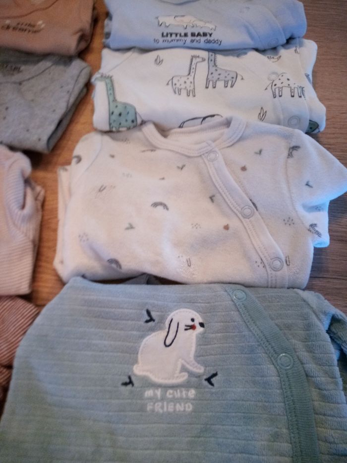 Lot vêtements 0 et 1 mois - photo numéro 2