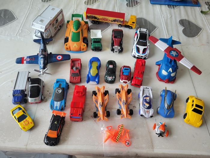 Lot de 25 véhicules certaines de marques