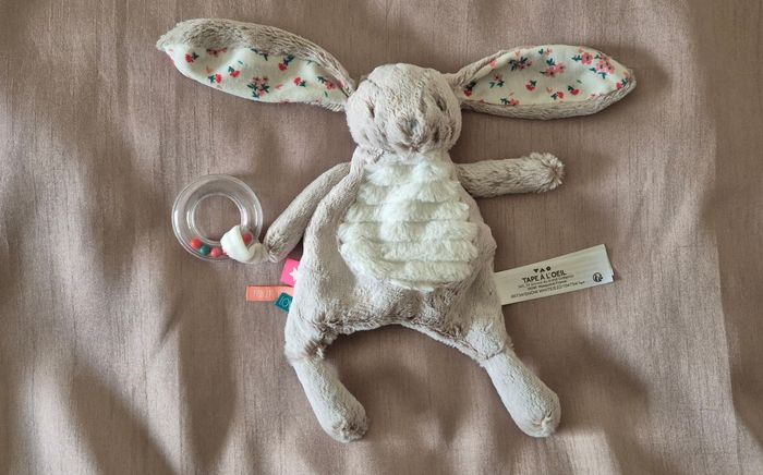 Doudou plat Lapin beige blanc Love anneau TAPE A L’OEIL TAO