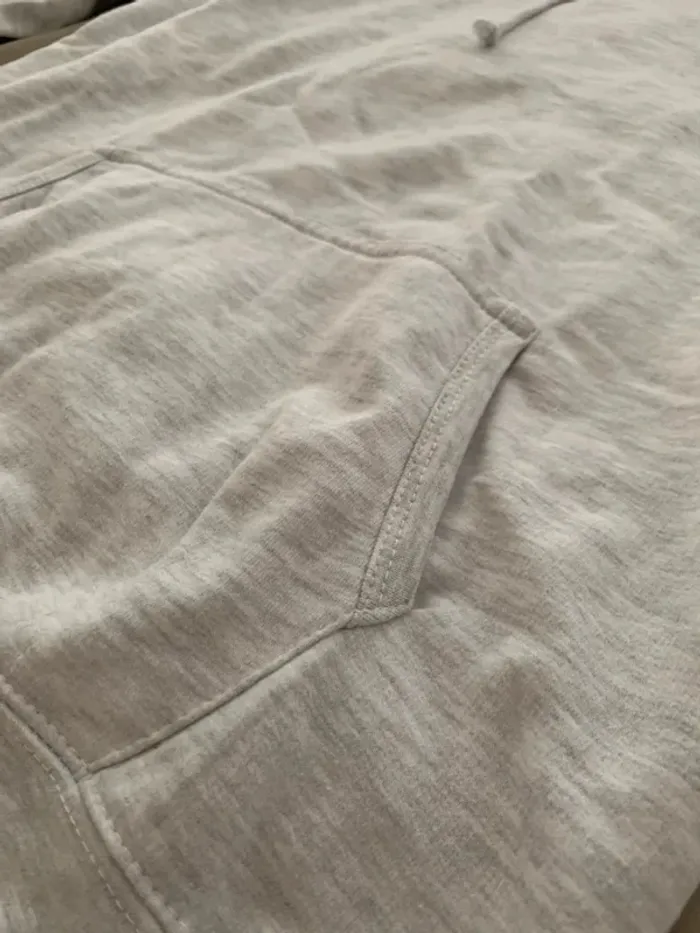 Sweat à capuche gris clair basique – très bon état, taille M - photo numéro 4