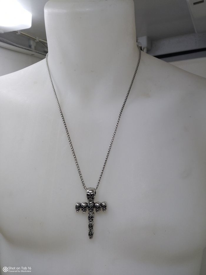 Superbe collier gothique en croix en acier
