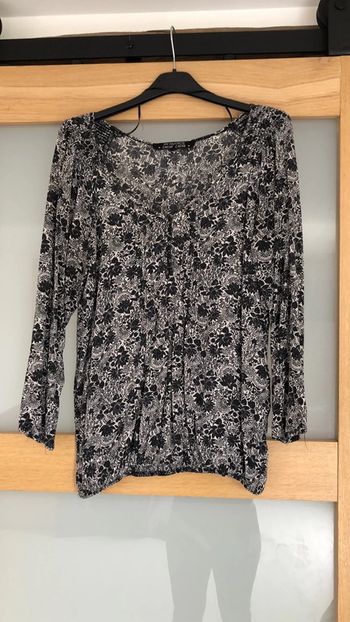 Blouse noire avec motifs fleurs