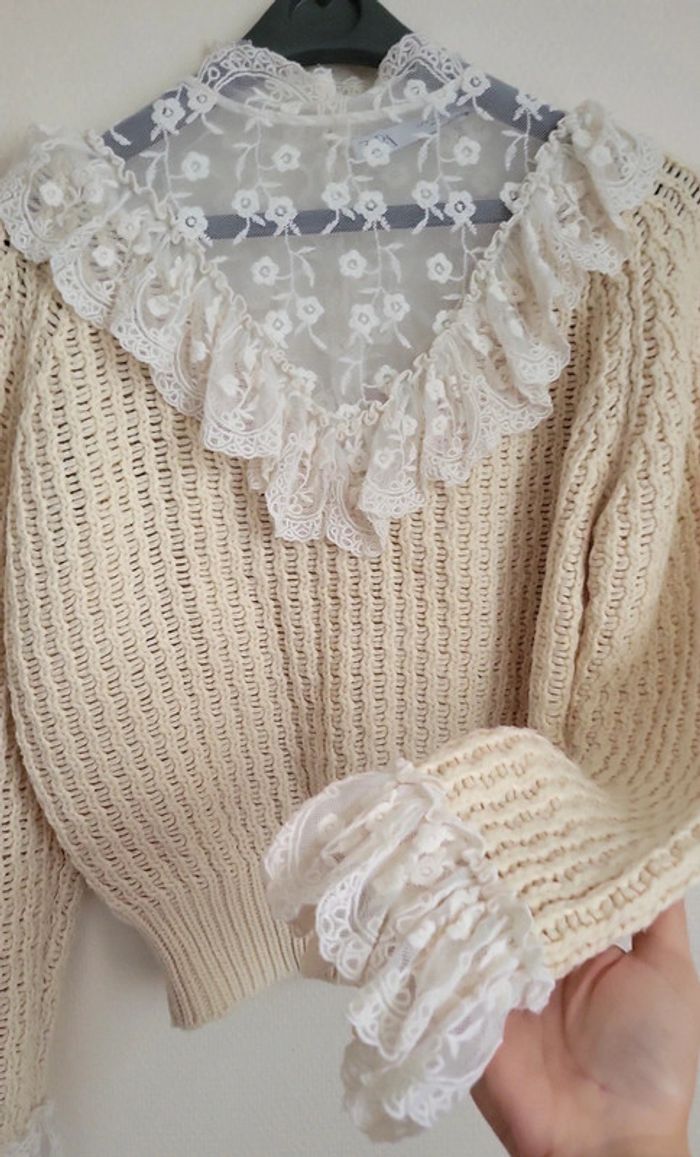 Pull beige romantique avec broderie et volants - photo numéro 2