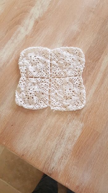 Petit napperon brodé carré