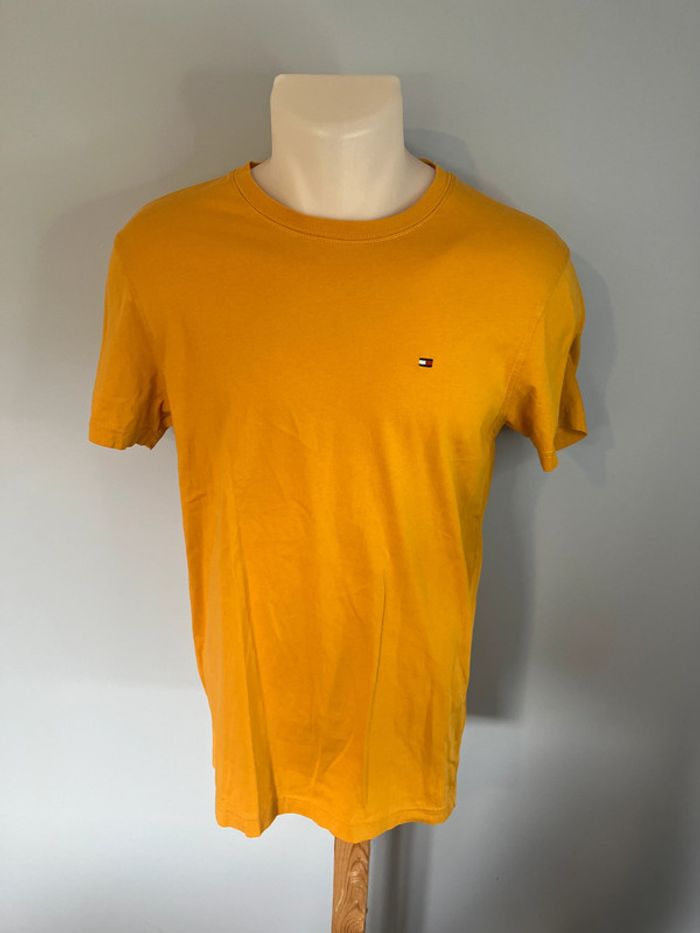 T-shirt Tommy Hilfiger homme – taille S – col rond moutarde – 100 % coton