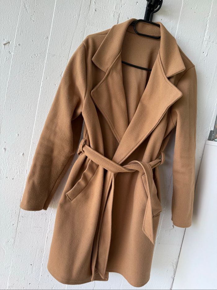 Elégante veste de style peignoir en camel, ceinturée à la taille. - photo numéro 9