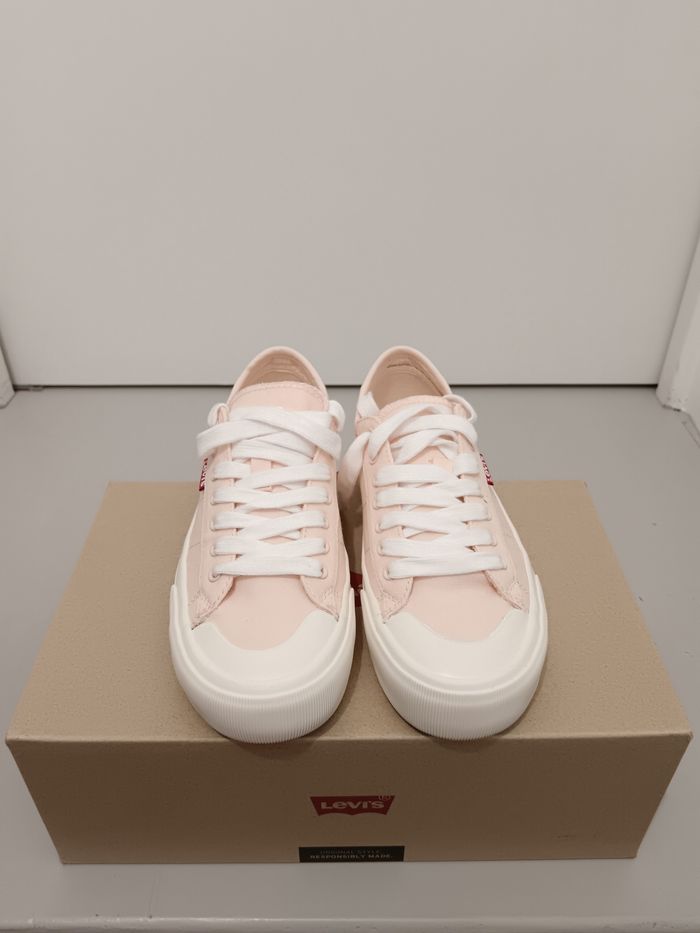 Tennis femme pointure 38 marque Levi's neuf sans étiquette