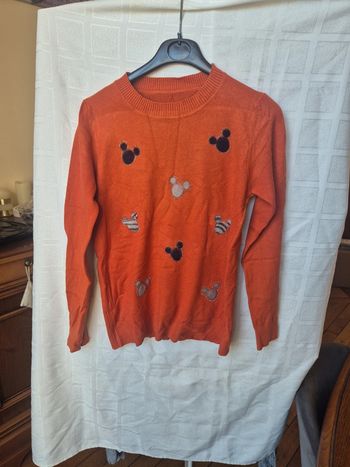 pull orangé avec motif et strass