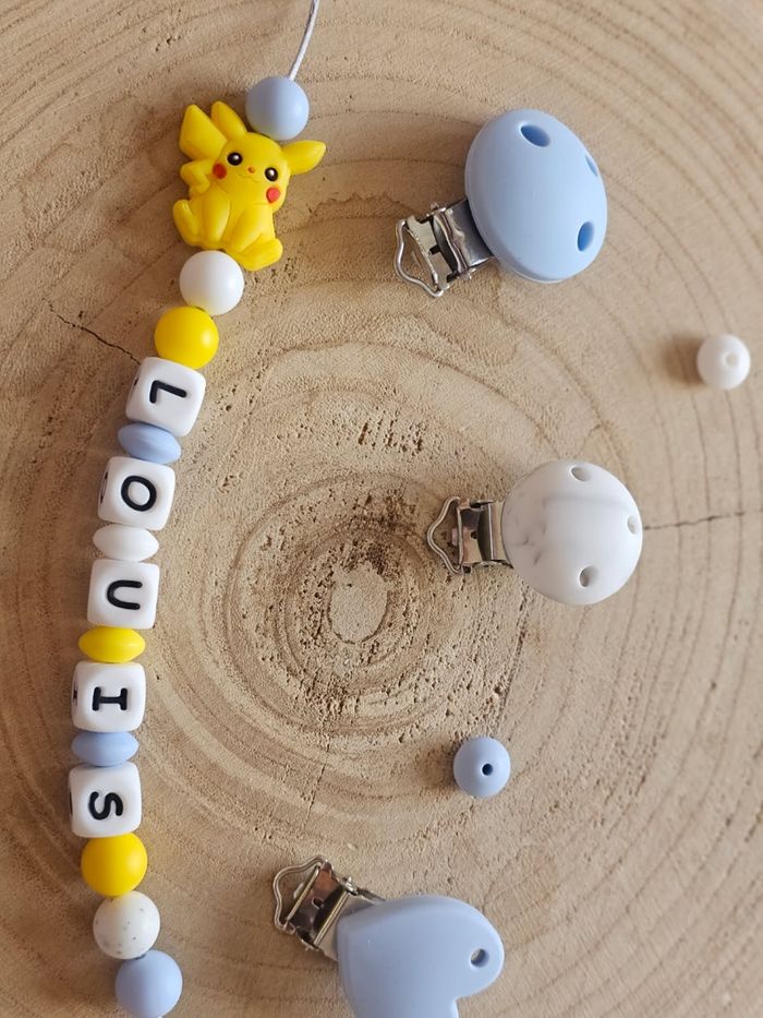 Attache tétine personnalisé ✨ Une tétine qui ne se perd plus et un accessoire unique ✨
Découvrez nos attaches tétines personnalisées au prénom de bébé 🍼💖
Utile, joli et 100% sécurisé ➝ Le cadeau parfait pour une naissance ou un baptême 🎁
👉 Dis-nous le pr - photo numéro 4