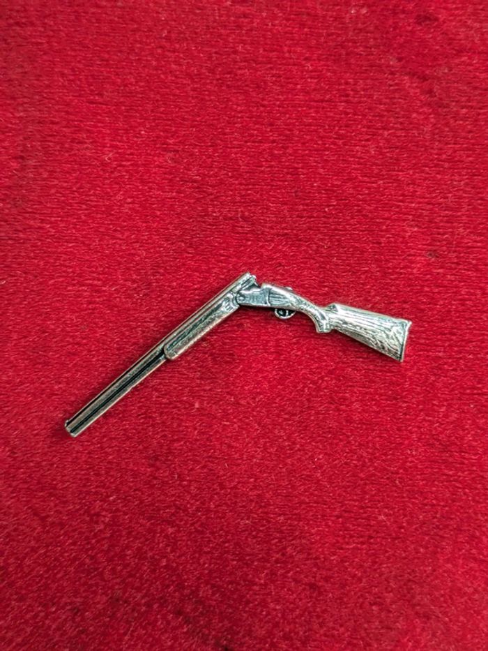 Pin's Fusil de chasse superposé étain signé Brown