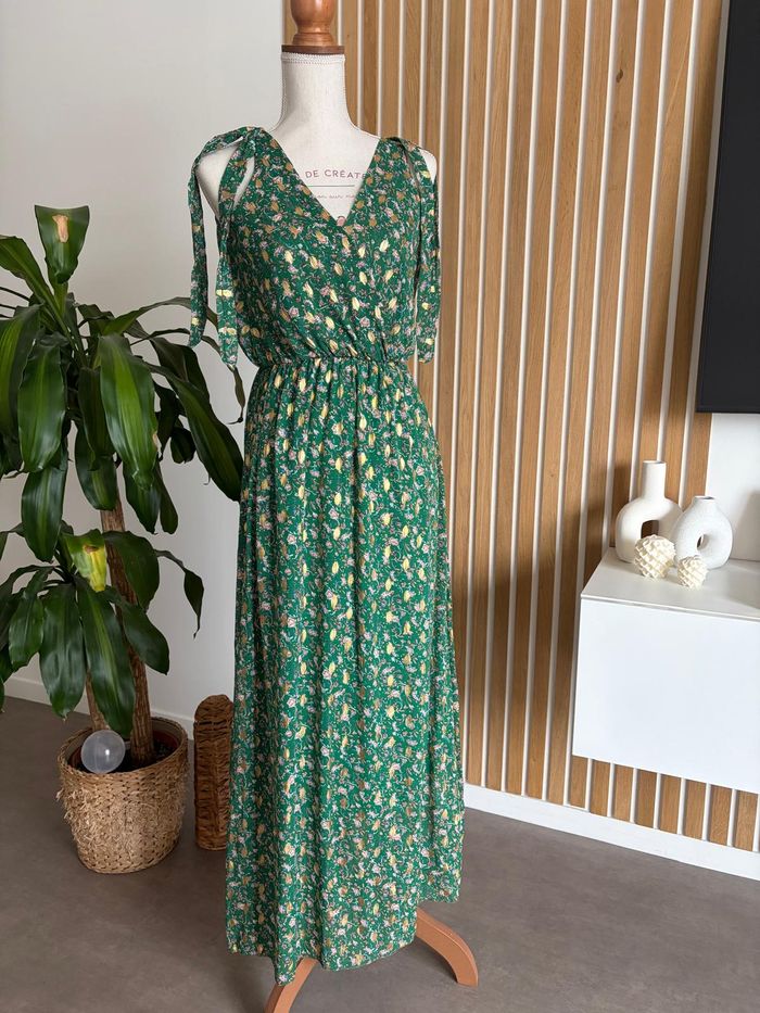 Robe longue verte à fleurs dorées – Taille S (36)