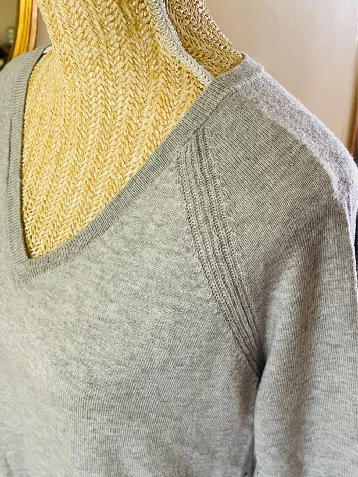sublime Pull fin gris col v Gap taille S manches longues details cotes - photo numéro 8