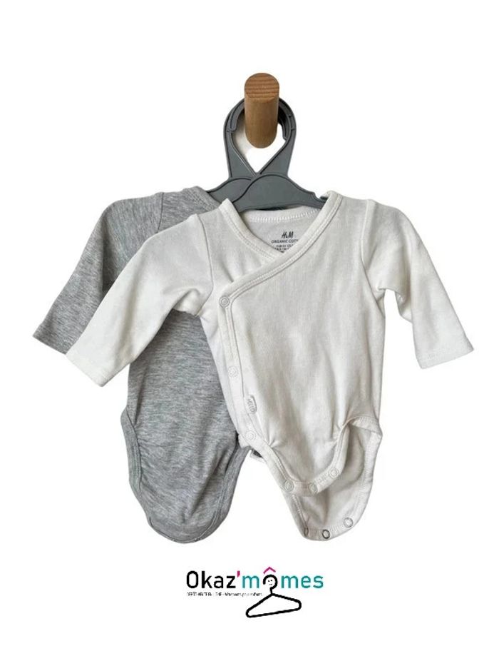 LOT DE 2 bodies croisés en coton bio (blanc et gris) - H&M naissance (50cm)