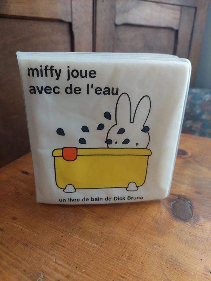 Livre de bain Miffy joue avec de l'eau