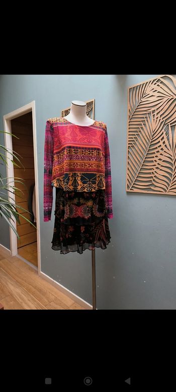 Robe à manches longues colorée de la marque Desigual. Taille 42