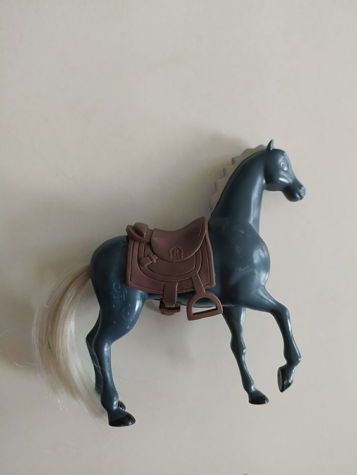 3 petits chevaux en plastique - photo numéro 3