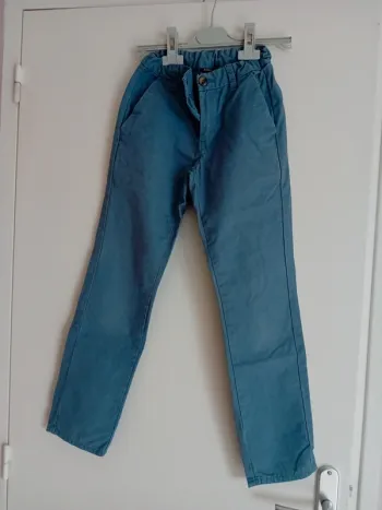 Pantalon droit gris bleuté .