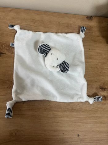 Doudou plat éléphant blanc verso rayé bleu marine petit bateau