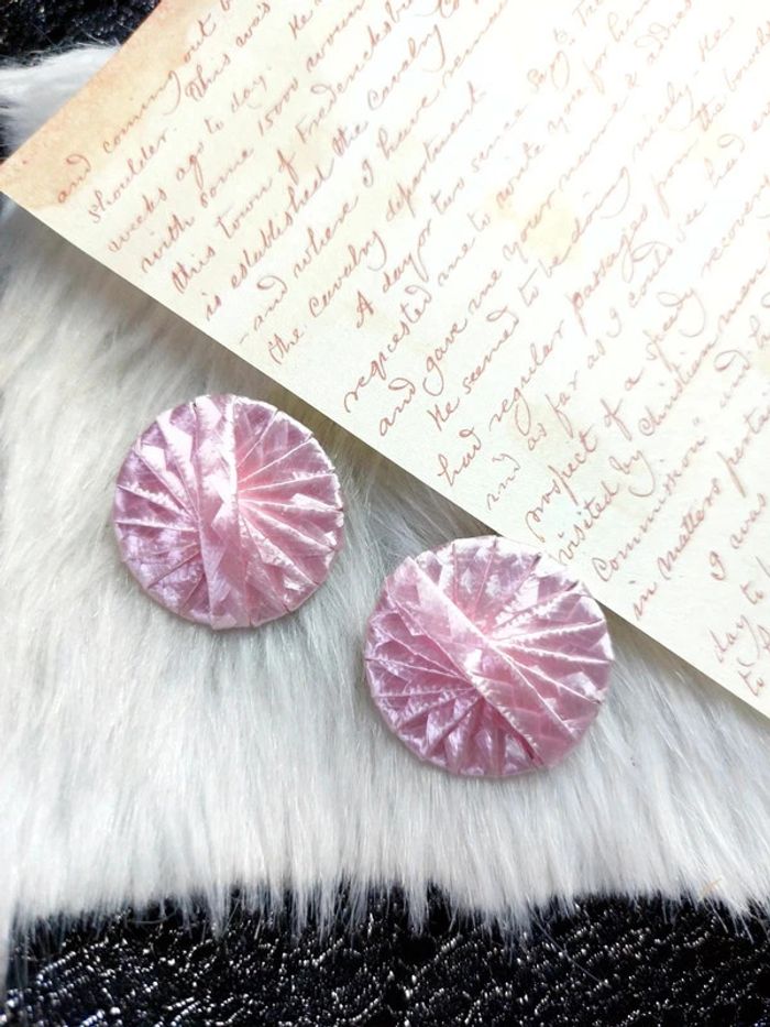 Magnifique paire de boucles d'oreilles rose satiné