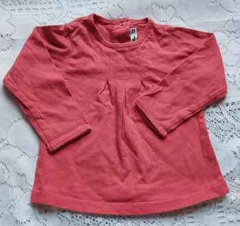 Haut rouge Tape à l'œil, en très bon état, taille 9 mois