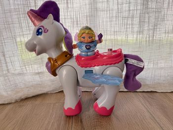 Azalée la licorne arc-en-ciel enchantée et Chloé la Reine des fées Tut tut copain