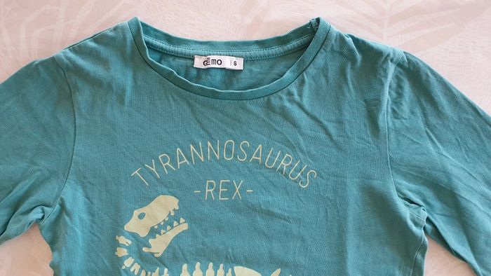 Tee-shirt à motif de dinosaure phosphorescent en taille 6 ans - photo numéro 3