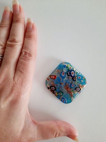 Pendentif bleu fleuri en verre