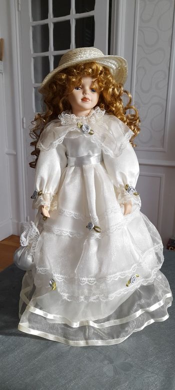 Poupée en porcelaine