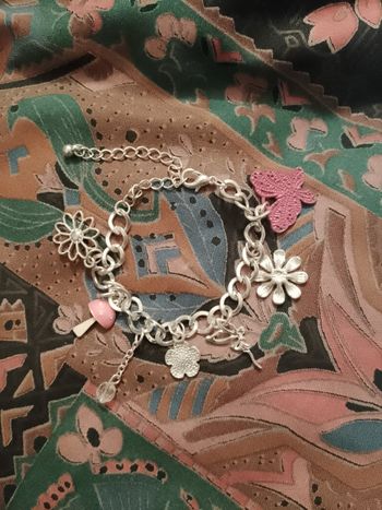 bracelet fleurs et champignons en métal argenté.