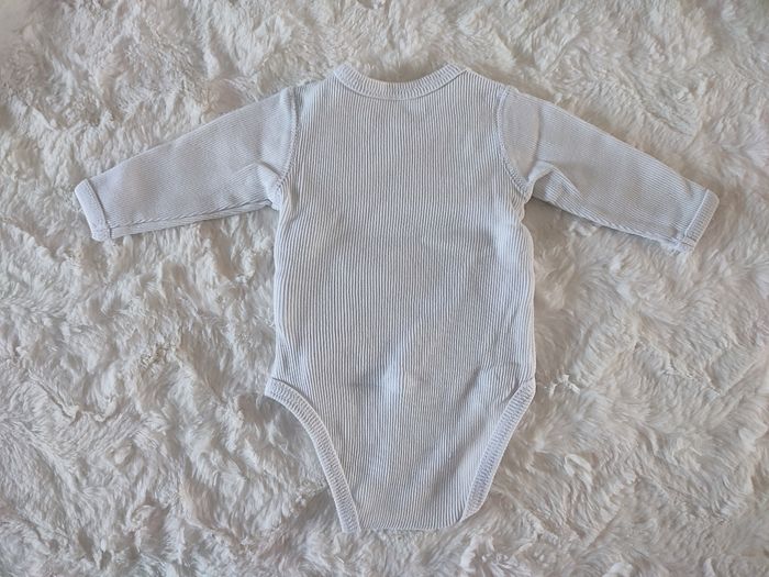 Body blanc manches longues tout petit et tout mignon taille 0-3 mois - photo numéro 3