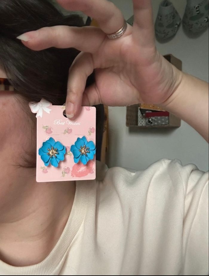 Boucles d’oreilles NEUVES avec étiquette femme forme fleurs couleur bleu - photo numéro 2