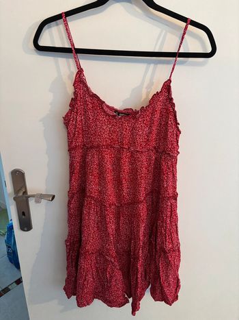 Robe rouge fleurs blanches