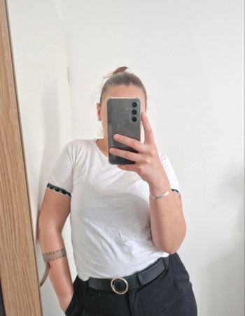 T-shirt blanc Zara avec détails dentelle – taille S