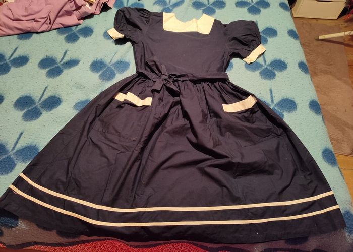 Robe bleu marine et blanche