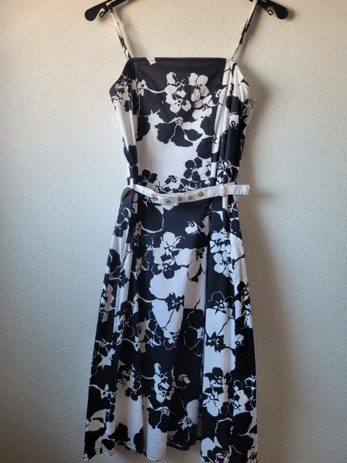 Robe noir et blanc fleurie