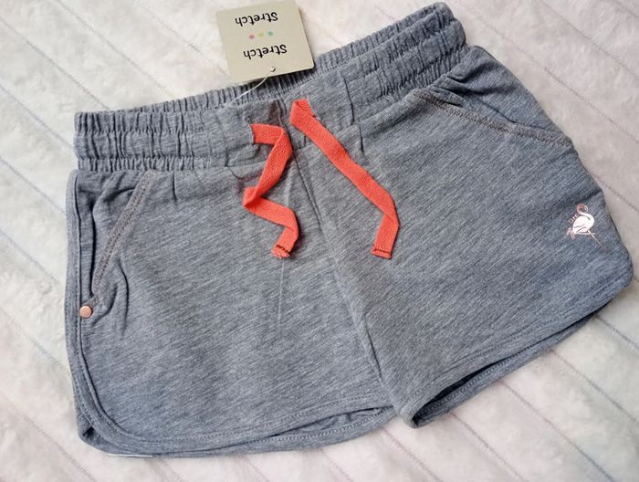 Short gris Neuf 5 ans