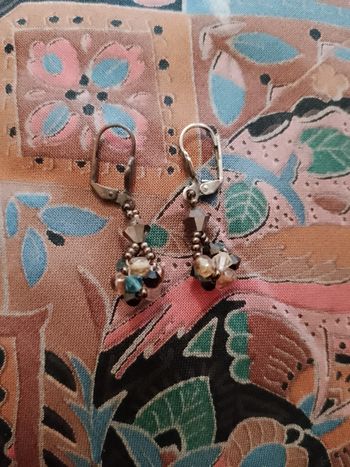 boucles d'oreilles artisanales en perles colorées sur métal foncé vintage années 80.
