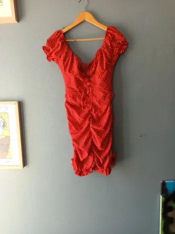 Robe rouge a pois blanc