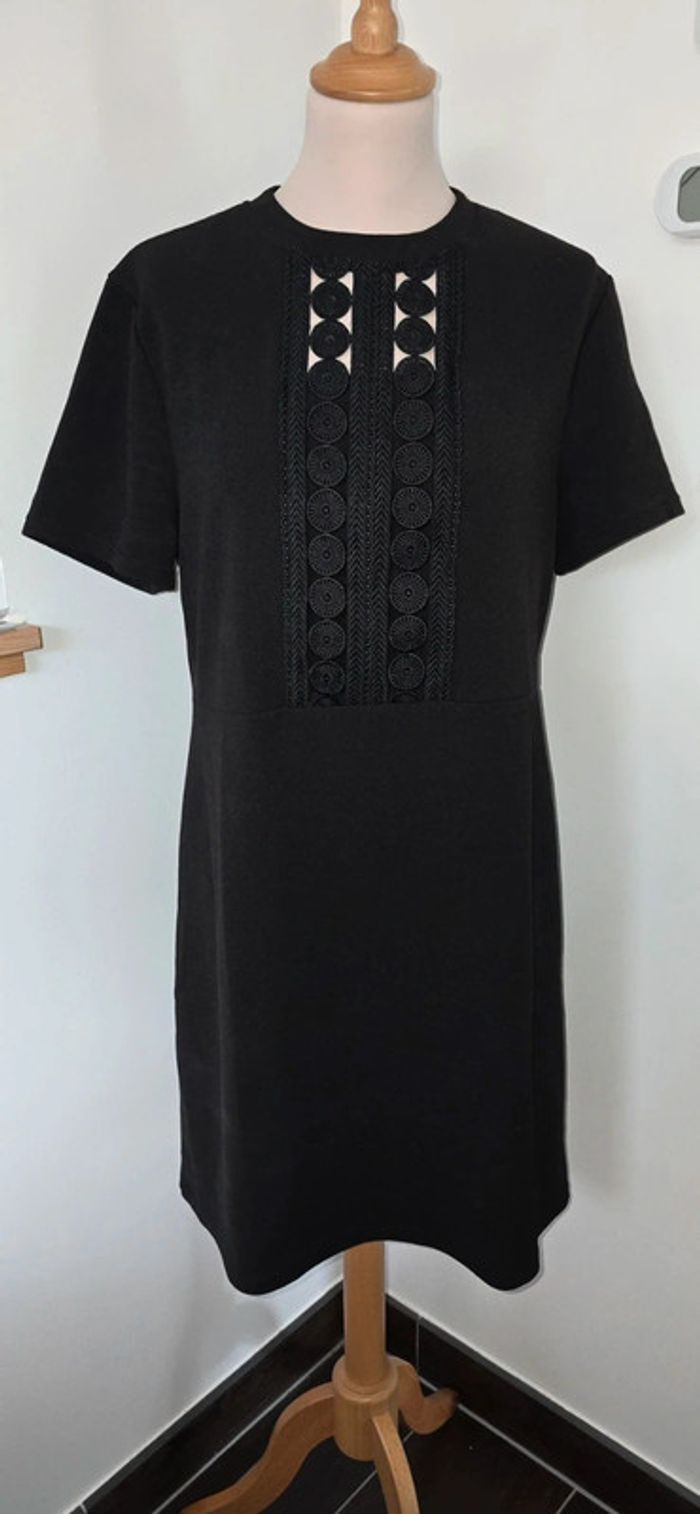 Robe noire avec broderie Taille 46