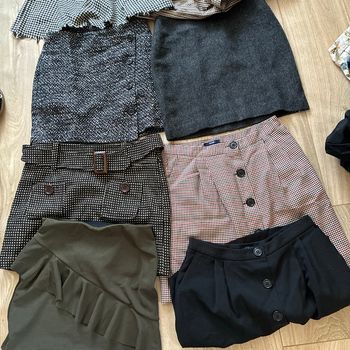 Lot 11 jupes courtes et 1 short