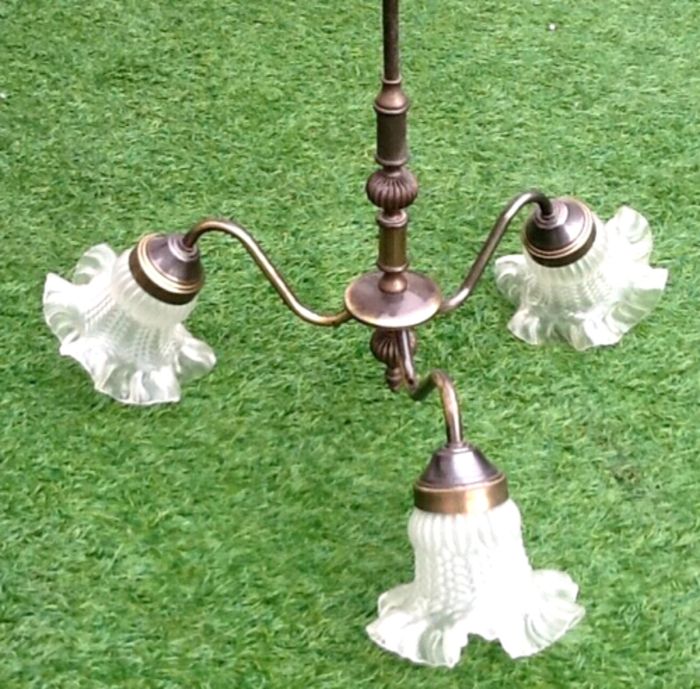 Années 1970 Lustre 3 bras de lumière Tulipes à volants monture laiton patiné - photo numéro 2