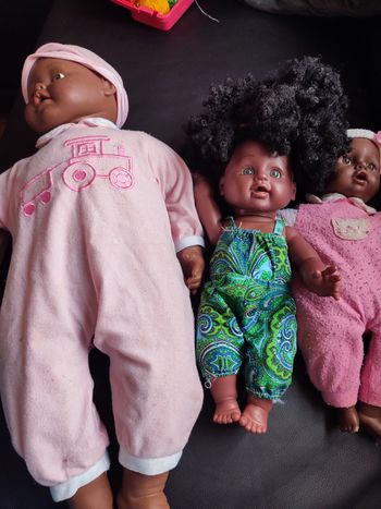 Lot poupée et chariot y