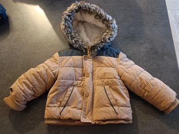 Manteau épais avec capuche Camel
Taille 23 mois